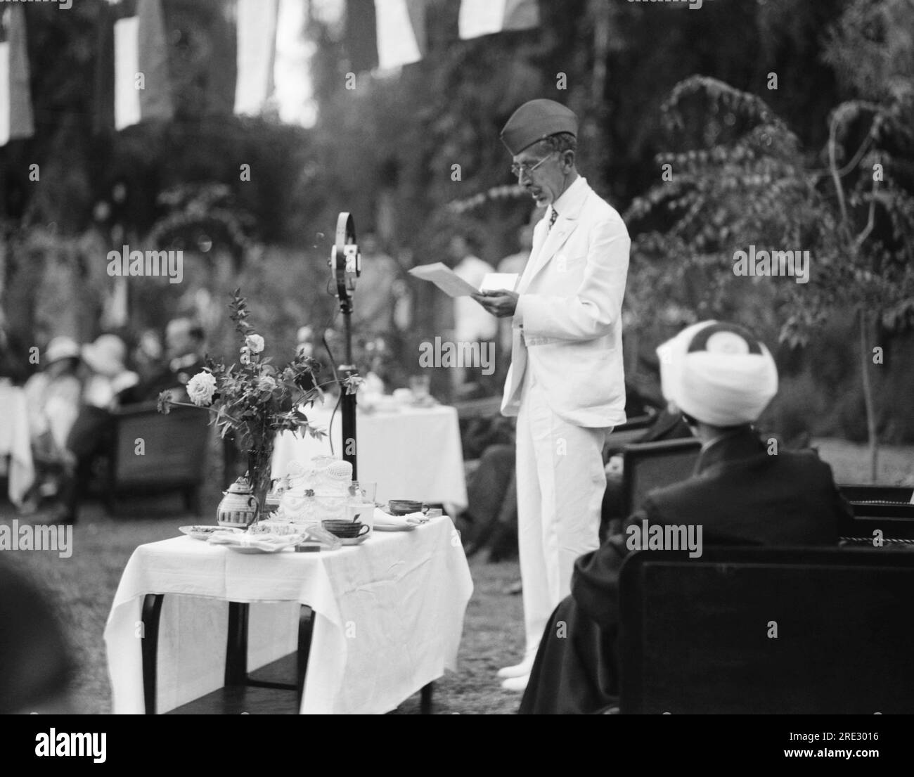 Bagdad, Irak: 6. Oktober 1932 König Faisal von Irak, der seine Rede während der Feier des Irak-Beitritts zum Völkerbund ausstrahlte. Stockfoto