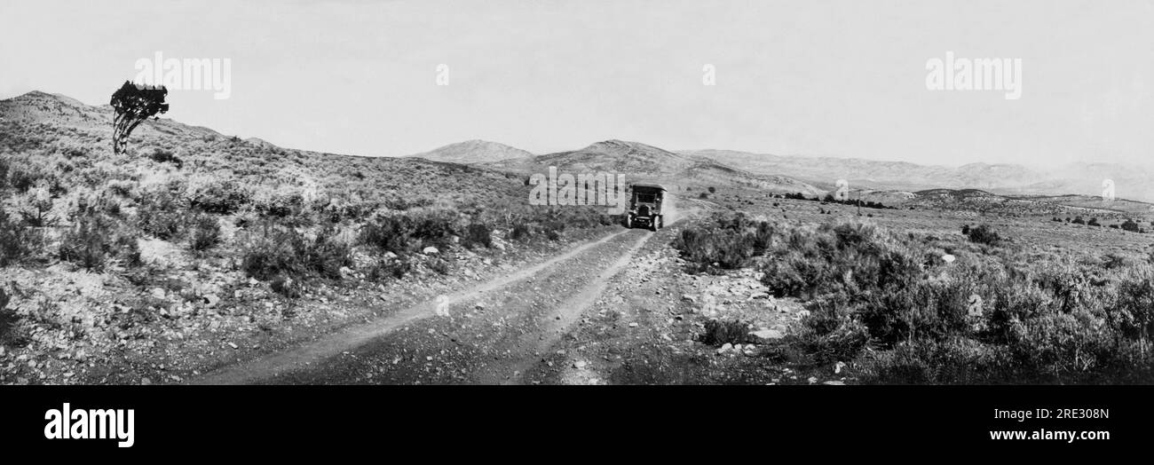 USA: 1918 einer der Lkw des Goodyear Wingfoot Express, der auf dem Lincoln Highway von Boston nach San Francosco fährt. Stockfoto