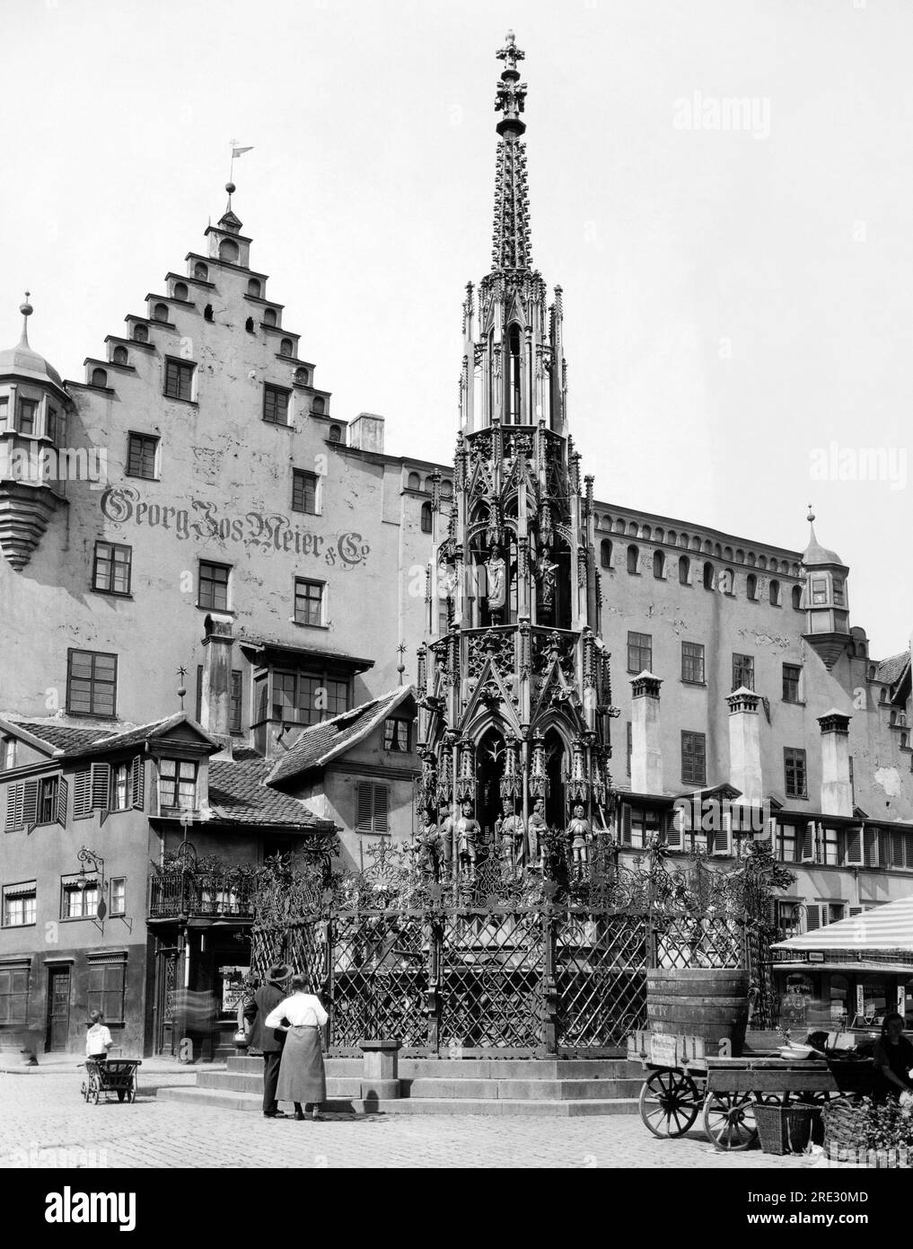 Nürnberg, Deutschland: c.1910 der Schoner Brunnen (schöner Brunnen oder Goldener Brunnen) in Nürnberg. Stockfoto