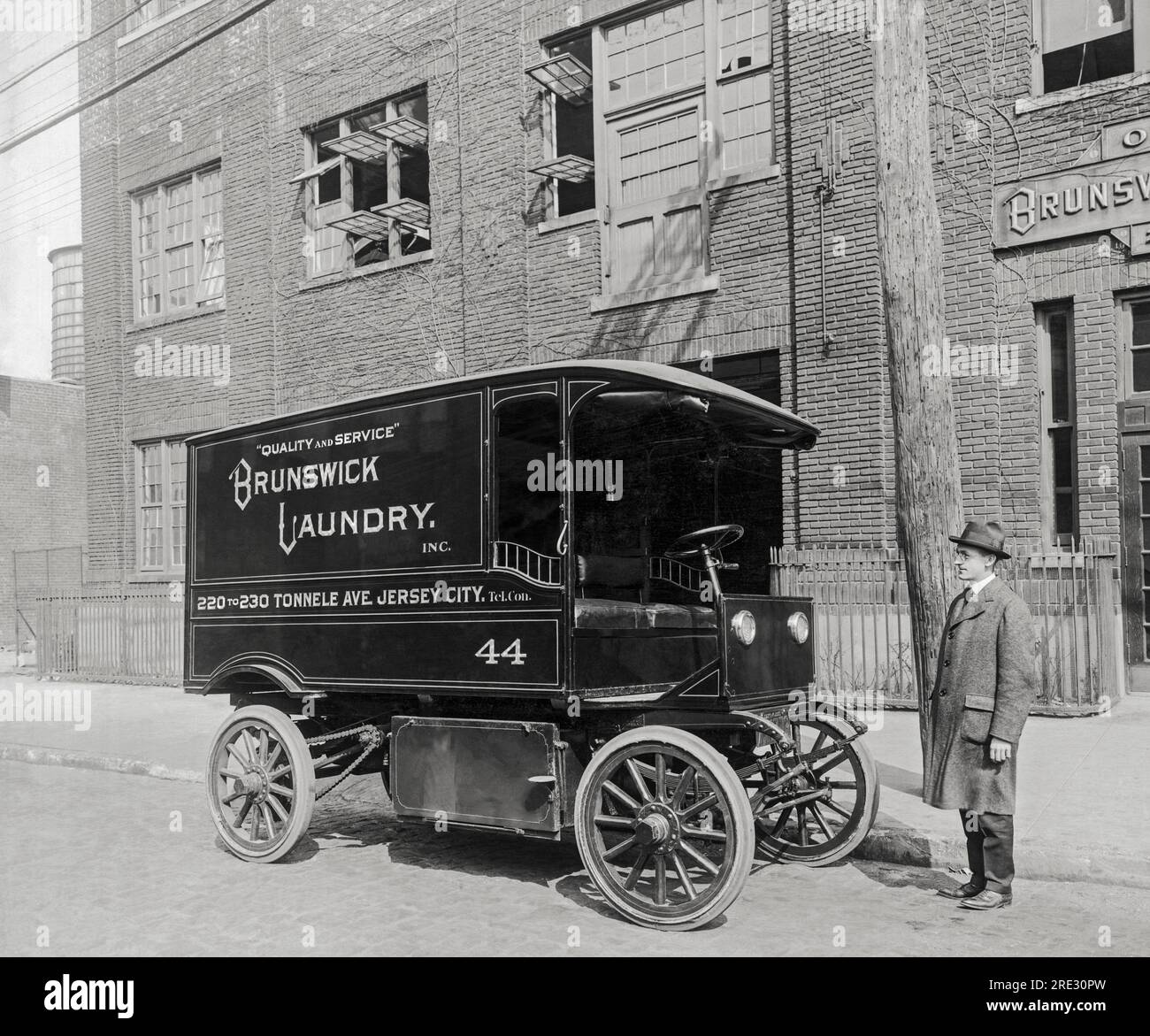 Jersey City, New Jersey c. 1912 Ein Mann steht neben einem „Brunswick Laundry, Inc.“ Truck Stockfoto