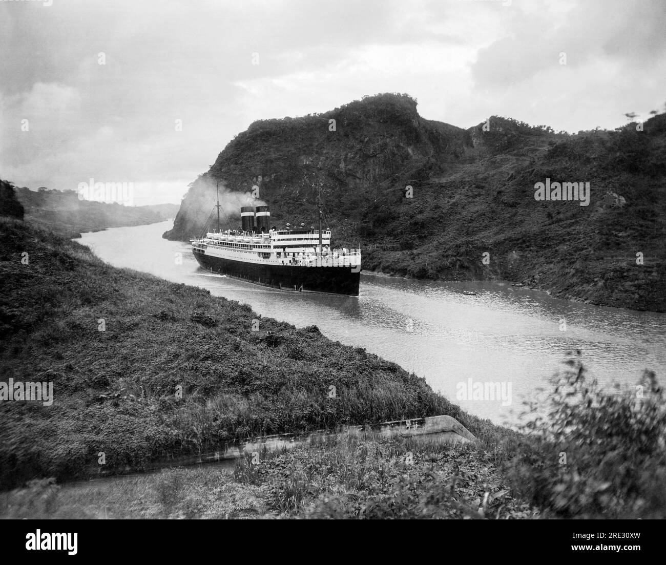 Panamakanal: ca. 1935 der Panama Pacific Liner Pennsylvania, der an Gold Hill vorbeifährt. Stockfoto