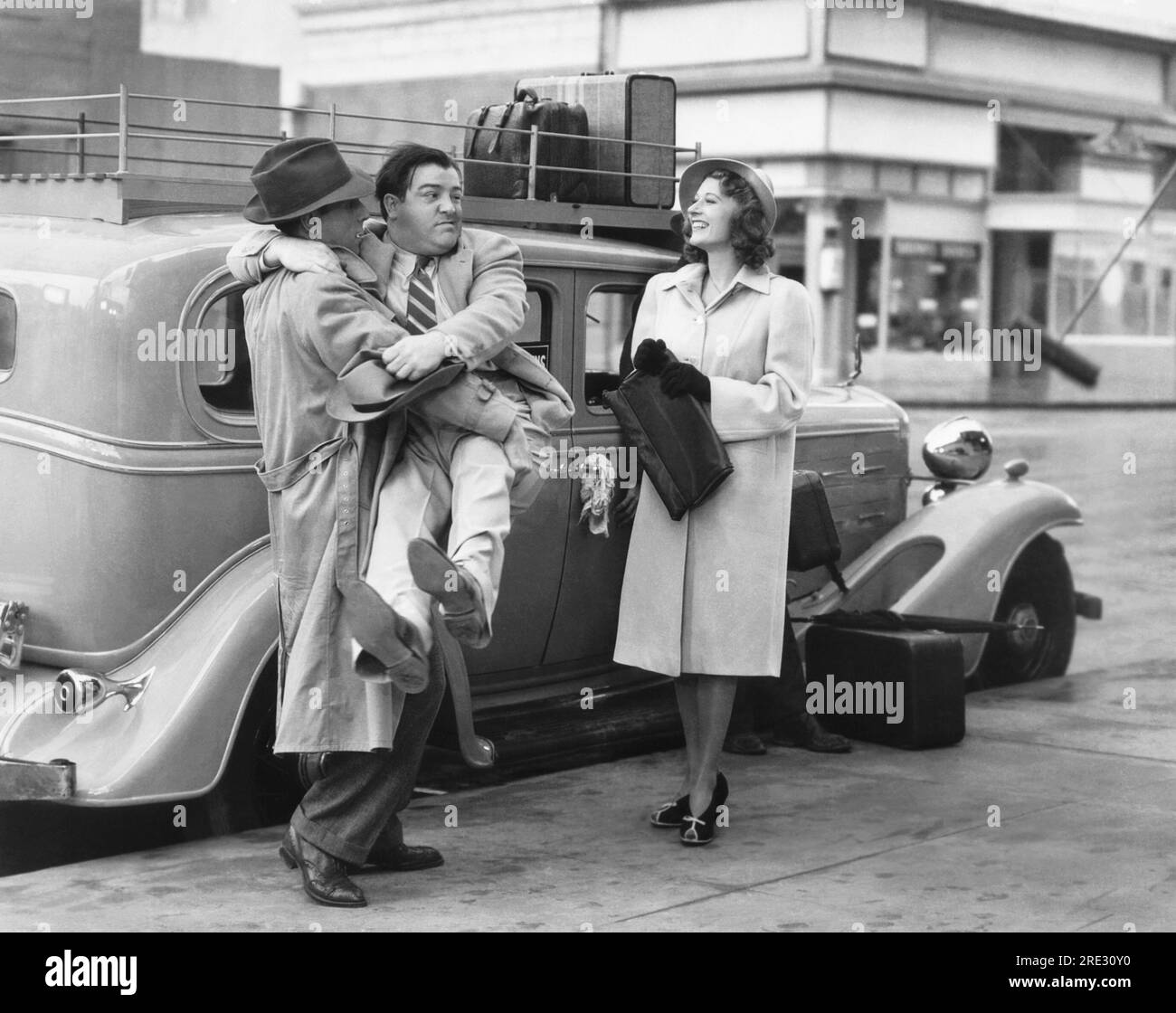 Hollywood, Kalifornien: 1941 Schauspieler Bud Abbott, Lou Costello und Joan Davis in einer Szene aus dem Film „Hold That Ghost“. Beachten Sie, dass das Mikrofonarm-Mikrofon von oben rechts eingeht. Stockfoto