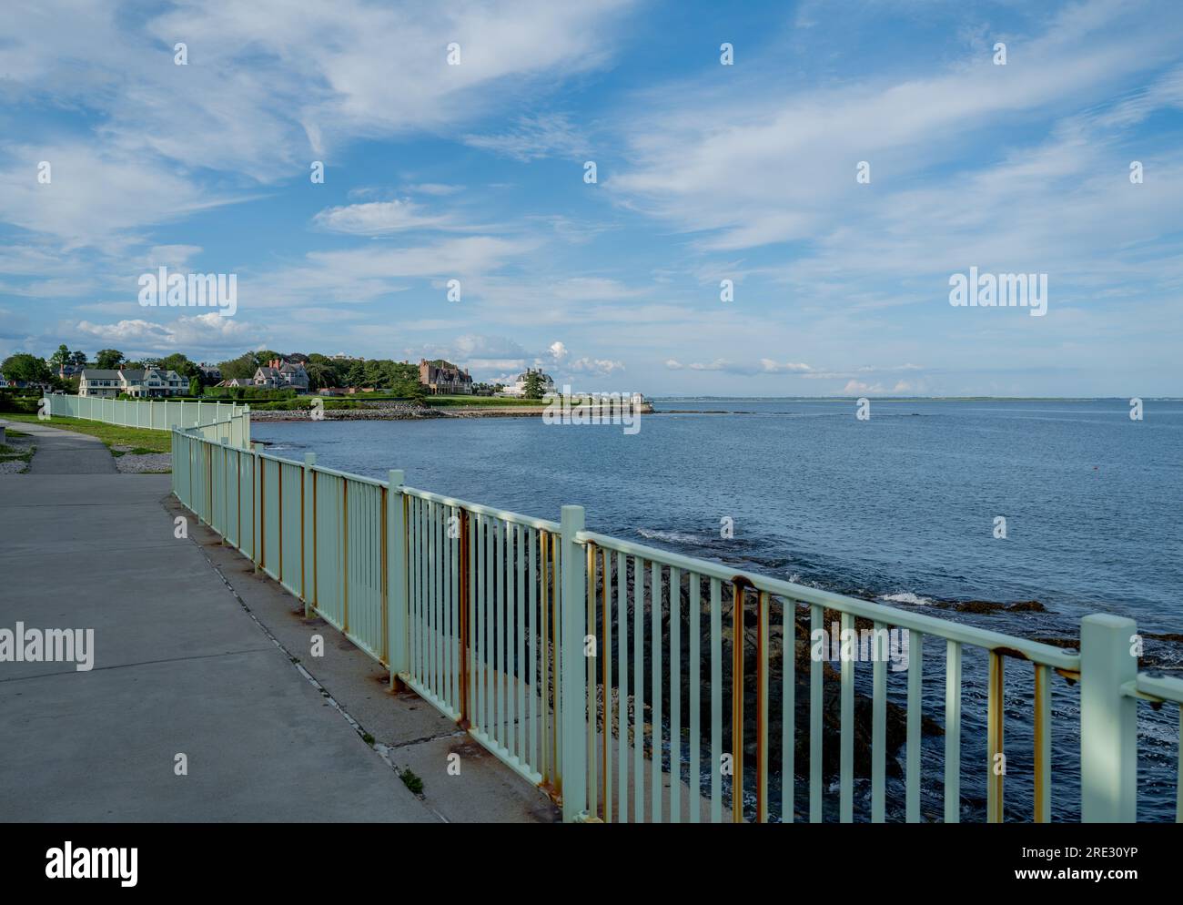 NEWPORT, R.I. – 22. Juli 2023: Die Küste von Newport, Rhode Island ist vom Newport Cliff Walk aus zu sehen. Stockfoto