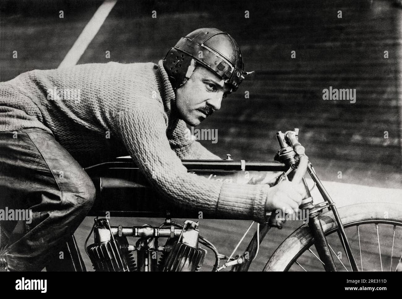 Paris, Frankreich: 1913. Pariser Motorradfahrer und europäischer Titelträger, Andre Grapperon, auf seinem Motorrad. Stockfoto