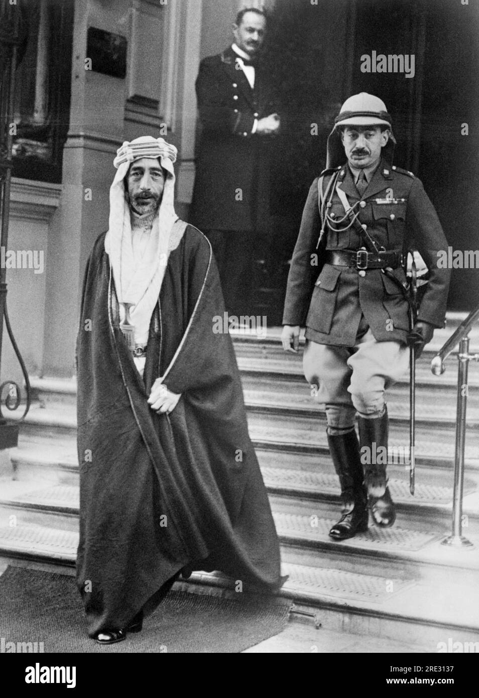 London, England: 18. November 1927 King Feisal of Iraq verlässt sein Hotel, um sich mit King George im Buckingham Palace zu treffen. Der Irak ist ein Territorium, das von König Feisal und Oberst Lawrence, dem "nicht gekrönten König der Araber", von der Türkei im Krieg abgeschüttelt wurde. Stockfoto