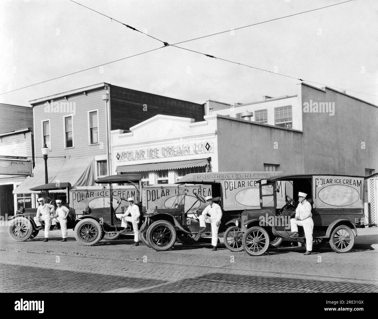 Austin, Texas c. 1914 das Exterieur der Polar Ice Cream Company mit ihren Fahrern und Lieferwagen. Stockfoto