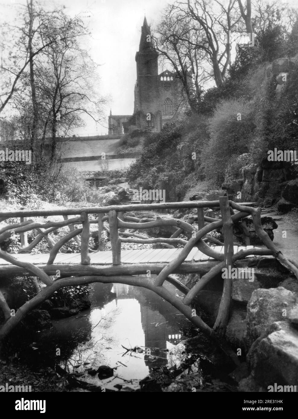 Dunfermline, Schottland: ca. 1922 die berühmte Abtei, in der der König von Schottland, Robert der Bruce und Lord Elgin begraben sind. Dieser Blick auf die Abtei ist von der glen, die Andrew Carnegie der Stadt präsentiert. Stockfoto