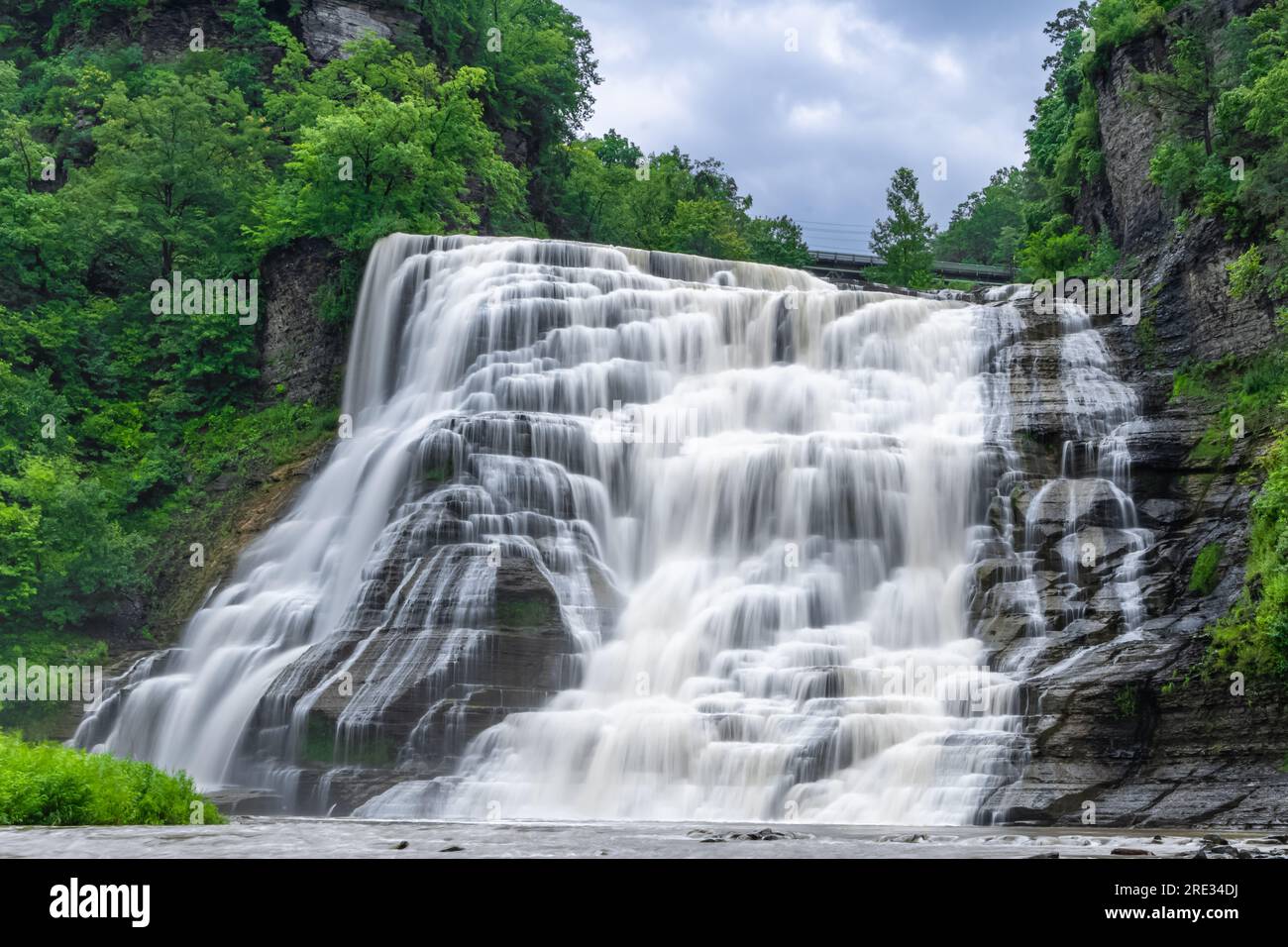 Sommerbild der Ithaca Falls am Fall Creek in Ithaca, New York. Stockfoto
