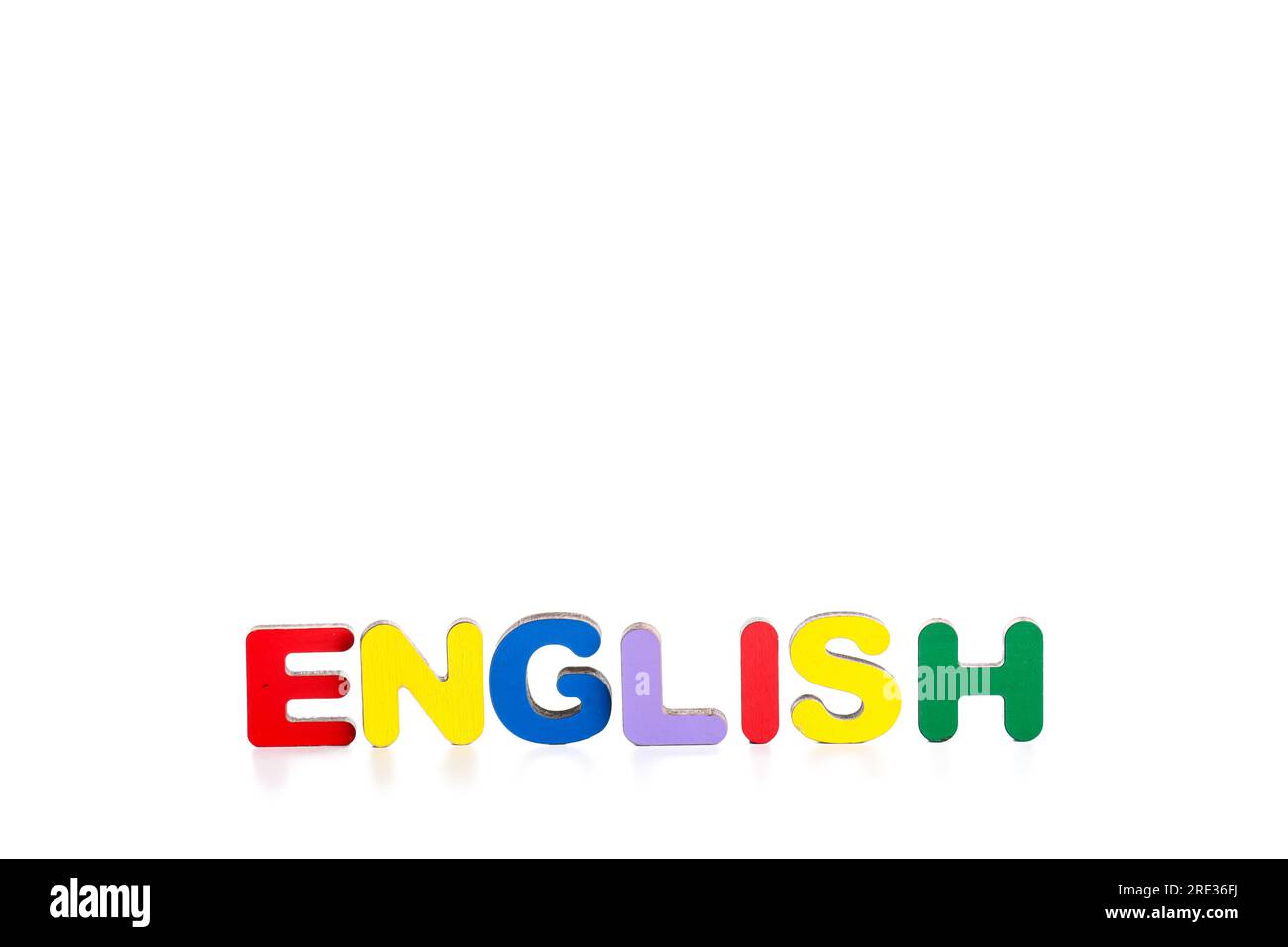 Wort ENGLISCH aus Holzbuchstaben isoliert auf weißem Hintergrund Stockfoto
