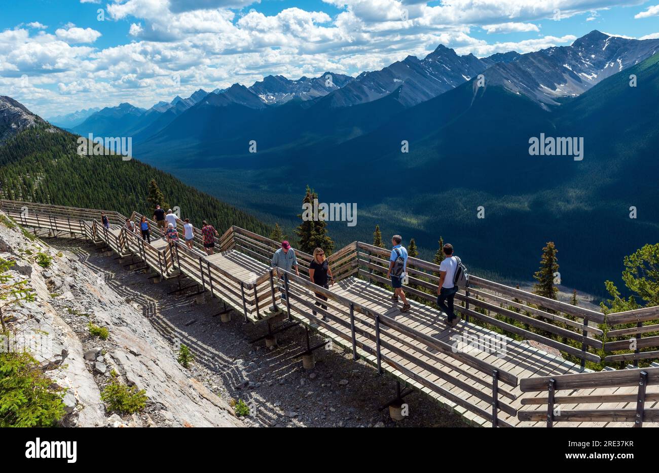 Touristen, die auf dem Sulphur Mountain wandern, wandern auf einem erhöhten Fußweg nach der Seilbahn Banff Gondola, Banff National Park, Kanada. Stockfoto