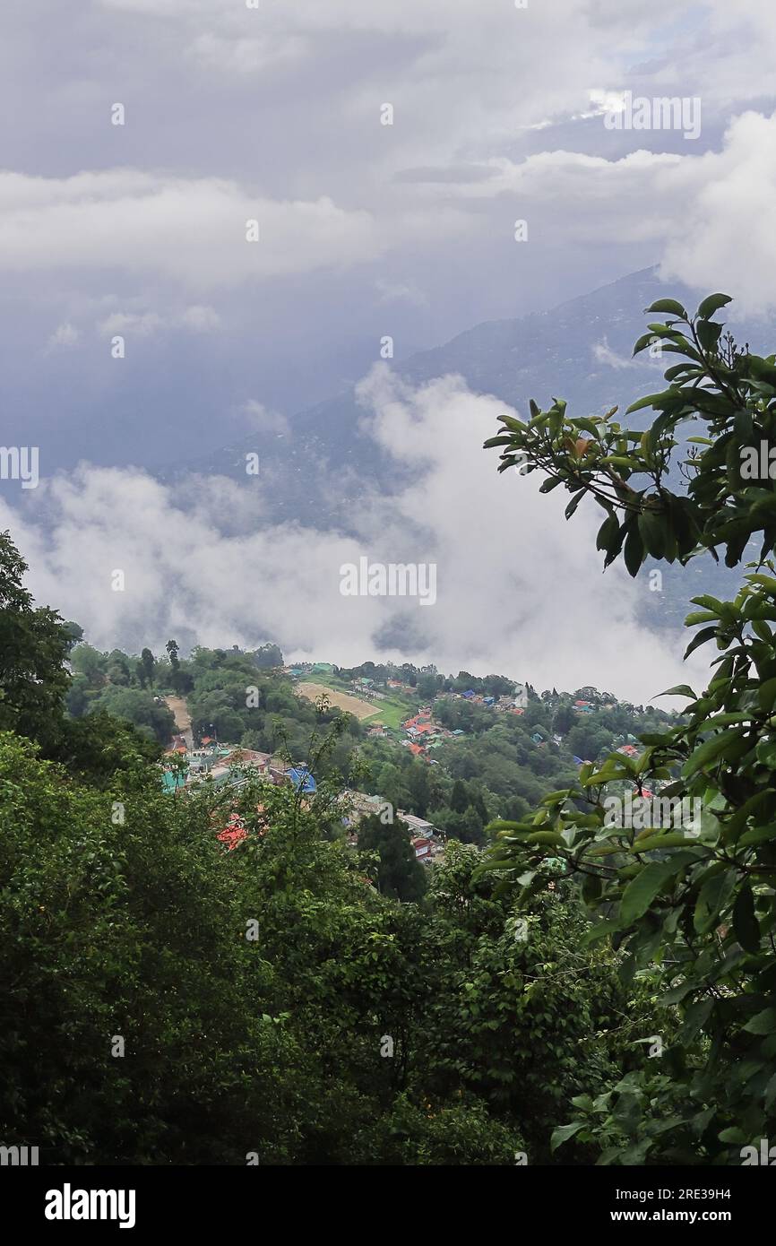 Monsunwolken bedecken in der Monsunzeit langsam die üppig grünen Ausläufer und das Tal des himalaya, darjeeling Hill Station in westbengalen, indien Stockfoto