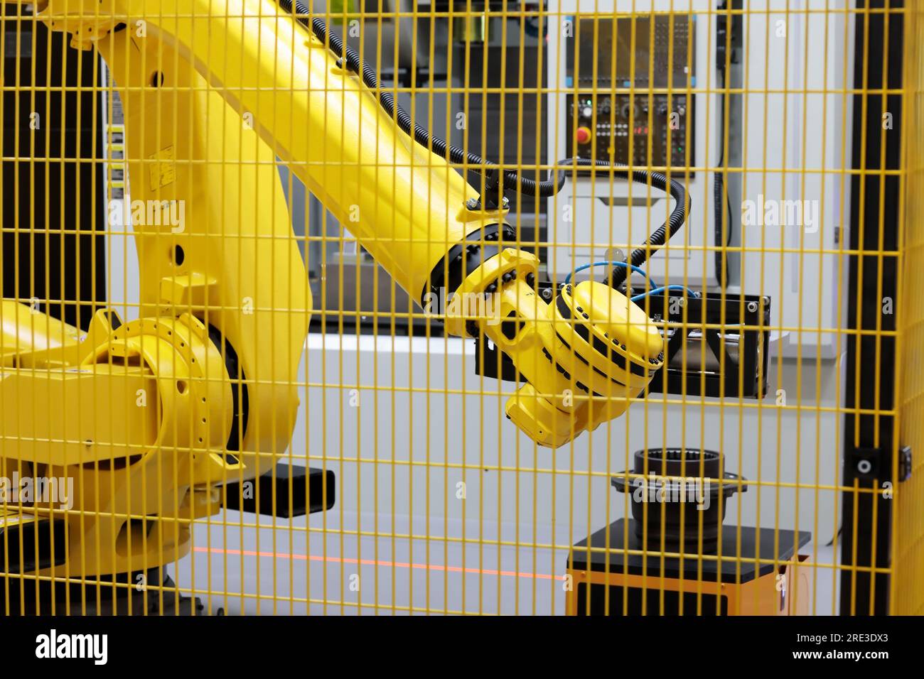Kollaborativer Roboter und CNC-Maschine in der Arbeitszelle. Selektiver Fokus. Stockfoto