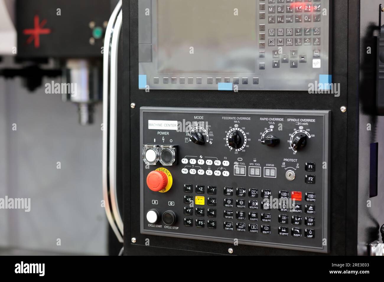 Bedienungspaneel des vertikalen CNC-Bearbeitungszentrums. Selektiver Fokus. Stockfoto