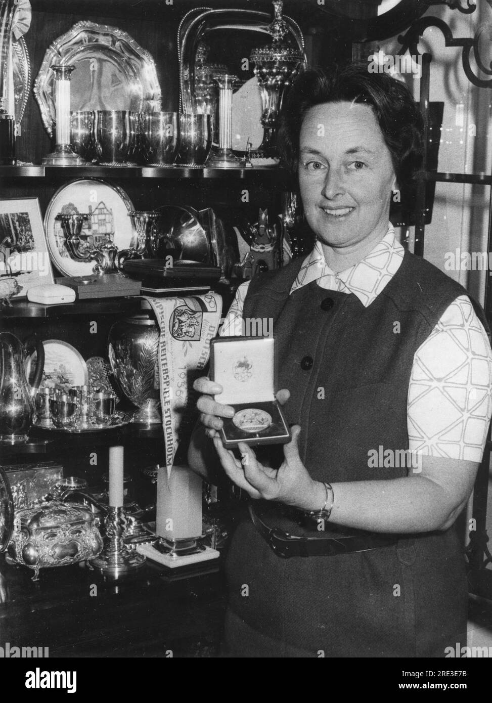 Weygand, Hannelore, 30.10.1924 - 18.12.2017, deutsche Dressurreiterin, mit ihren Auszeichnungen, 1960, ADDITIONAL-RIGHTS-CLEARANCE-INFO-NOT-AVAILABLE Stockfoto