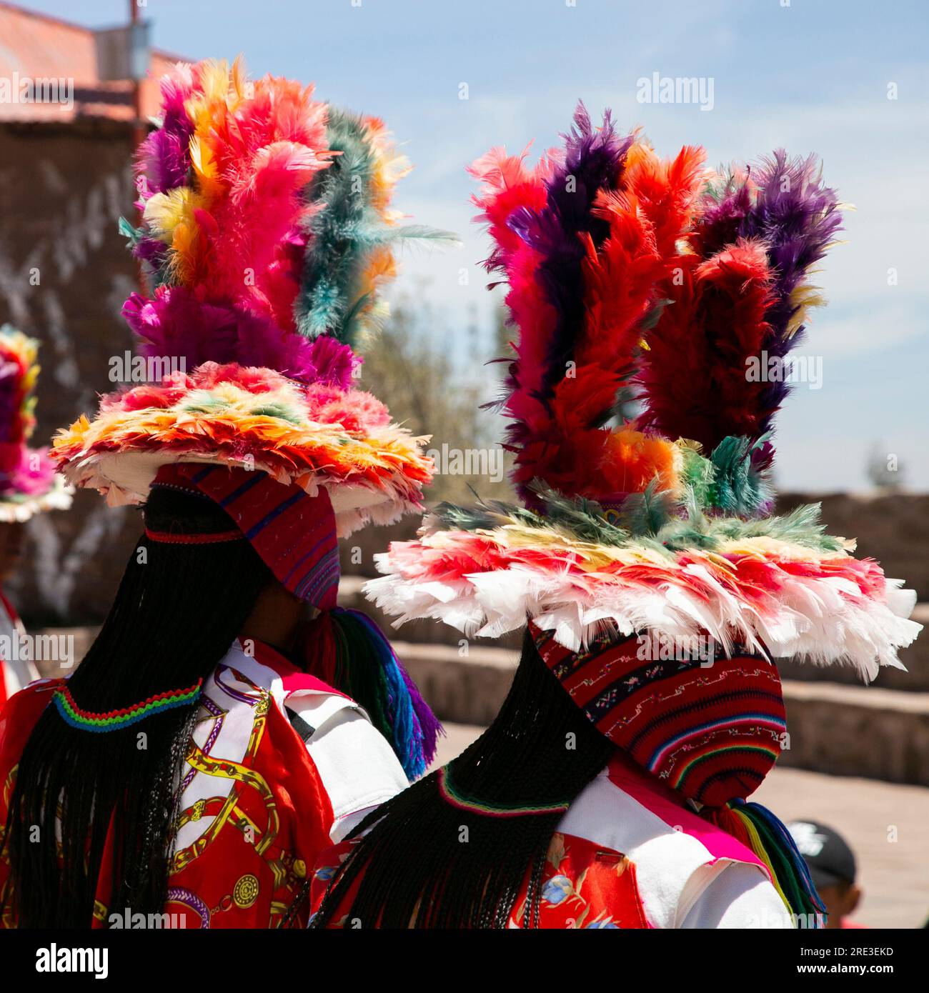 Einheimische von der Insel Taquile in Peru tanzen bei einer Veranstaltung auf dem Hauptplatz der Insel. Stockfoto