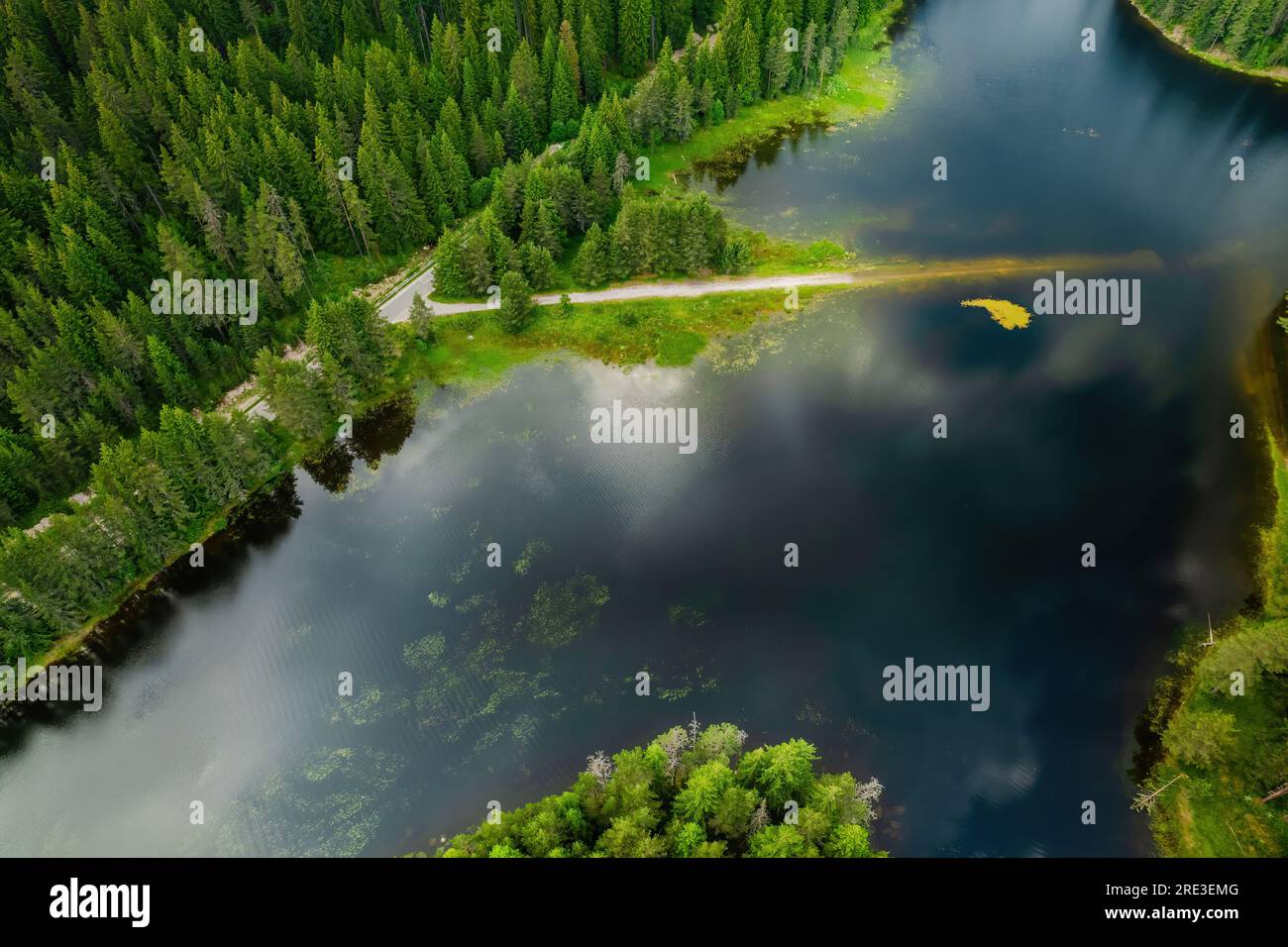 Shiroka polyana wunderschöne Natur der Seen aus der Vogelperspektive, Wolkenreflexionen Stockfoto