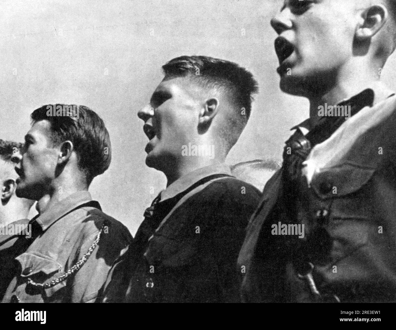 Nazismus/Nationalsozialismus, Organisationen, Hitler Youth (HJ), Hitler Youth Mitglieder singen den Horst Wessel Song, NUR REDAKTIONELLER GEBRAUCH Stockfoto