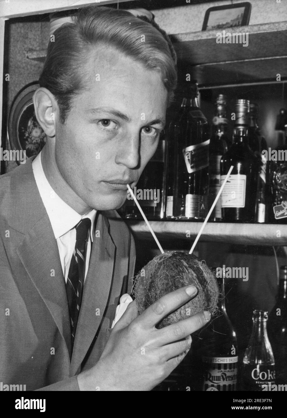 Wied, Metfried Alexander zu, * 25,4.1935, deutscher Gastronome, hinter der Bar, ADDITIONAL-RIGHTS-CLEARANCE-INFO-NOT-AVAILABLE Stockfoto