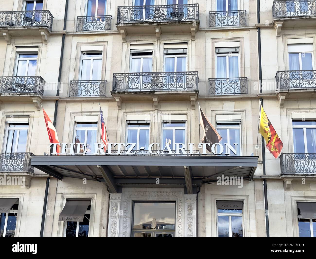 Genf, Schweiz - 15. Januar 2023: Das Ritz Carlton in Genf. The Ritz-Carlton Hotel Company, LLC ist ein amerikanisches multinationales Unternehmen. Stockfoto