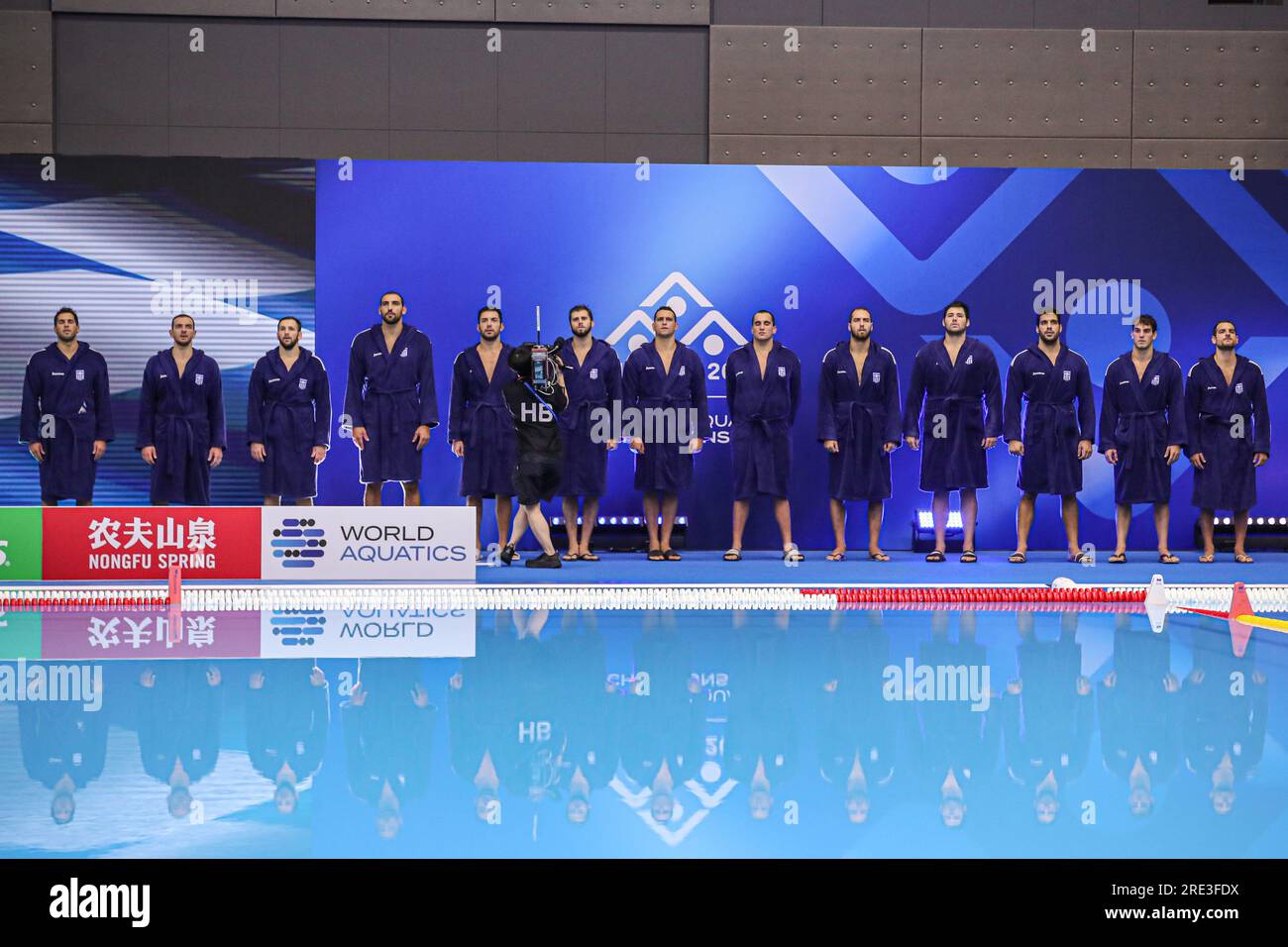 FUKUOKA, JAPAN - JULI 25: Emmanouil Zerdevas (Griechenland), Konstantinos Genidounias (Griechenland), Dimitrios Skoumpakis (Griechenland), Efstathios Kalogeropouos (Griechenland), Ioannis Fountoulis (Griechenland), Alexandros Papanastasiou (Griechenland), Georgios Derotaris (Griechenland), Nikolitos (Griechenland), Karlostulos (Griechenland), Karlovisis (Griechenland), Alavisis (Griechenland), Karlostos (Griechenland), Karotos (Griechenland), Karlostulos (Alavisis, Karotos (Griechenland) Aristeidis Chalyvopoulos (Griechenland), Panagiotis Tzortzatos (Griechenland) während der Nationalhymne während des World Aquatics Championships 2023 Männer Waterpolo Quarterfinal zwischen Griechenland und Montenegro am 25. Juli; Stockfoto