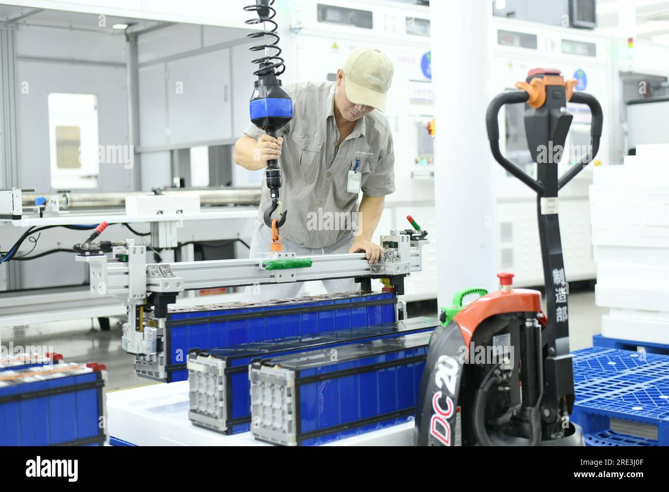 HAIAN, CHINA - 25. JULI 2023 - ein Mitarbeiter stellt in einer Produktionswerkstatt in Haian, Jiangs, an einer automatisierten Produktionslinie Energiespeicheranlagen her Stockfoto