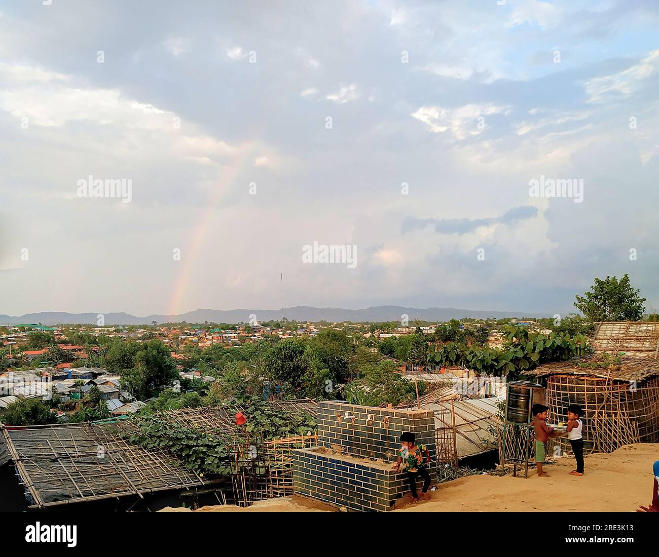 Es gibt einen Regenbogen im Blick auf das Rohingya Flüchtlingslager. Stockfoto