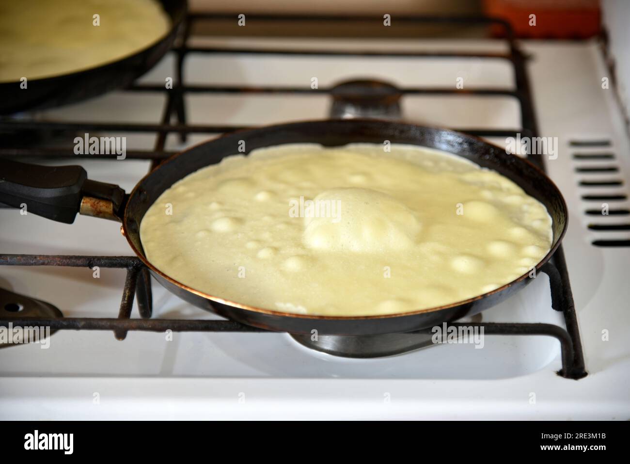 Gebackene leckere Pfannkuchen in einer Pfanne. Hausgemachte Pfannkuchen, köstliches Essen. Stockfoto