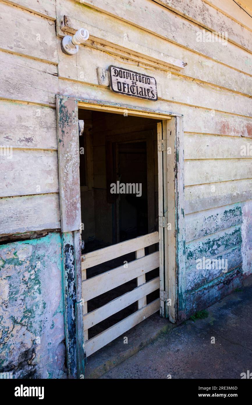 Die Tür zu den Schlafzimmern für Beamte im Gefängnis der Insel Coiba auf der Isla de Coiba, Pazifikküste, Provinz Veraguas, Republik Panama Stockfoto