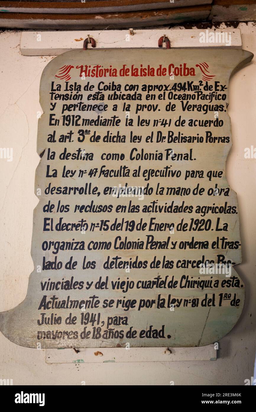 Ein Schild, das einen Teil der Gefängnisgeschichte von Coiba Island auf der Isla de Coiba, der Pazifikküste, der Provinz Veraguas, der Republik Panama, Mittelamerika erläutert Stockfoto