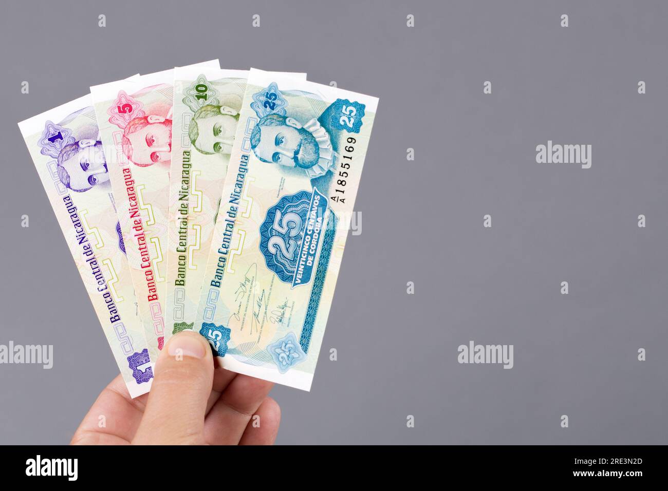 Altes nicaraguanisches Geld - Cordoba in der Hand auf grauem Hintergrund Stockfoto