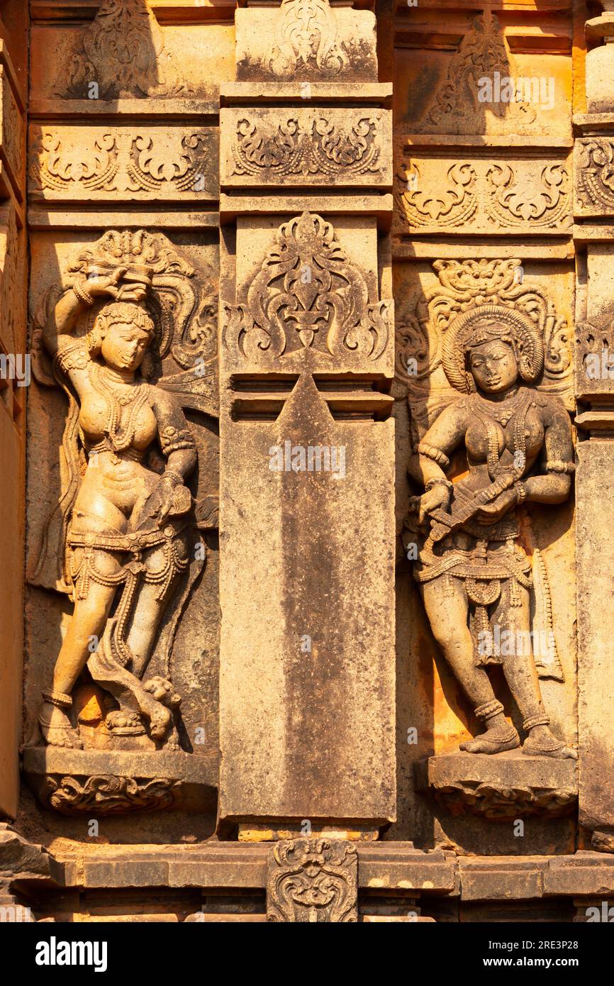 Schnitzereien von Frauen auf dem Tempel von Shri Kamalaeshwara, Jalasangvi, Bidar, Karnataka, Indien Stockfoto