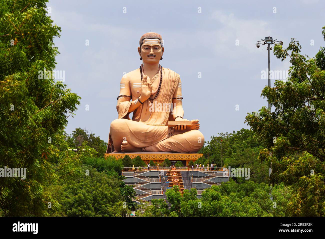 Statue von Vishvaguru Basaveshwara, 108 Meter hoch, Philosoph und Dichter des Lingayat Social Reformer aus dem 12. Jahrhundert, Basavkalyan, Karnataka, Indien Stockfoto