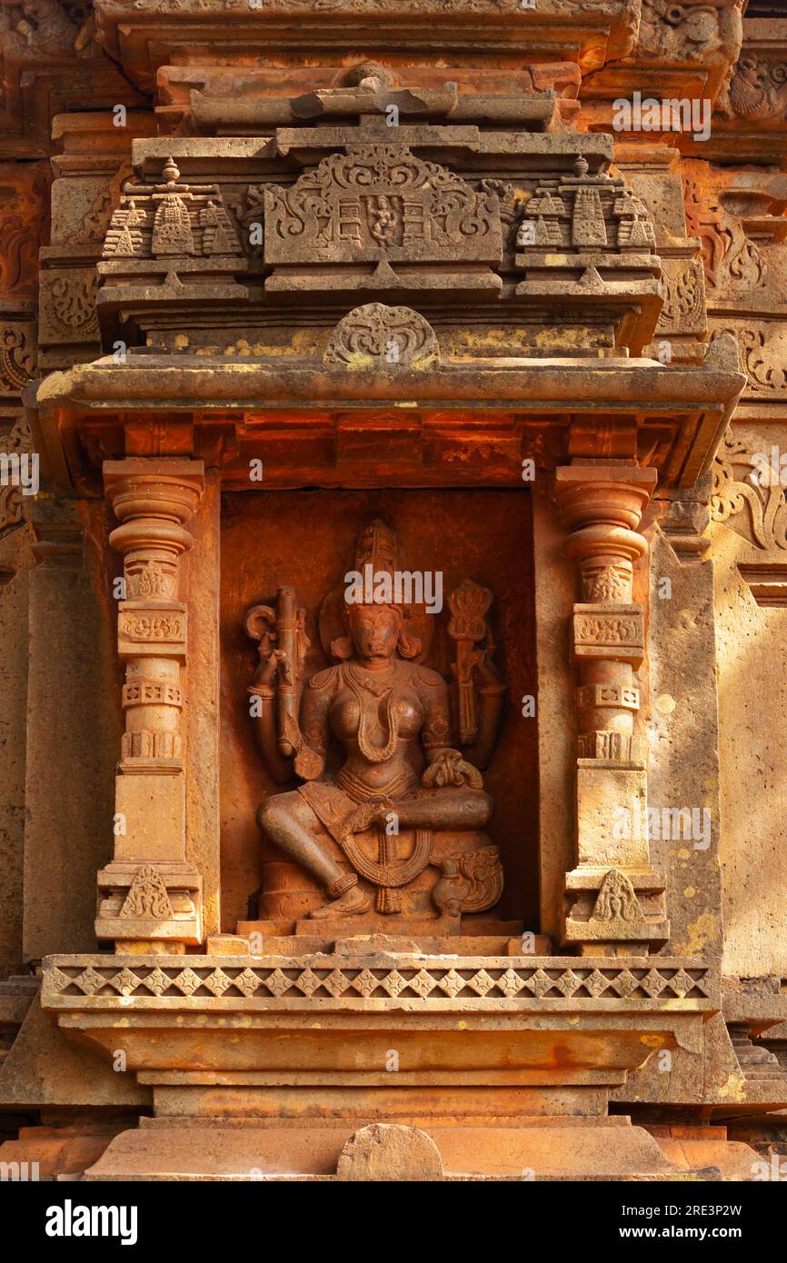 Skulptur der Göttin Lakshmi auf dem antiken Tempel Shri Kamaleshwara, erbaut während der Herrschaft von Wikramaditya II. Der Kalyana Chalukya Dynastie, Jalasanga Stockfoto