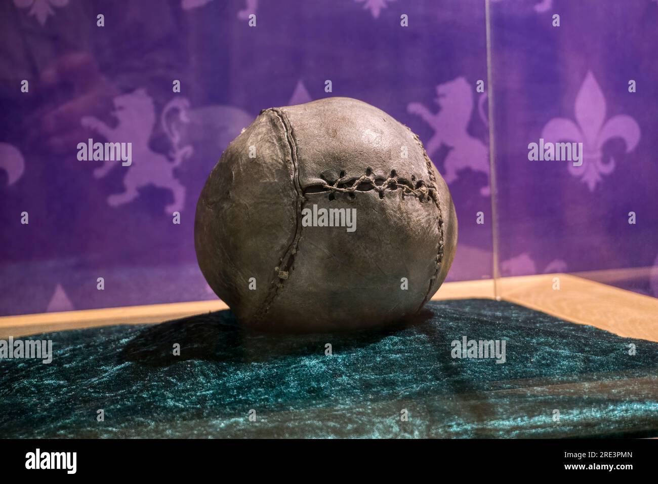 Es stammt aus dem Jahr 1540s und wird aus einer Schweineblasche hergestellt und gilt als der älteste Fußball der Welt. Jetzt in der Stirling Smith Art Gallery & Museum. Stockfoto