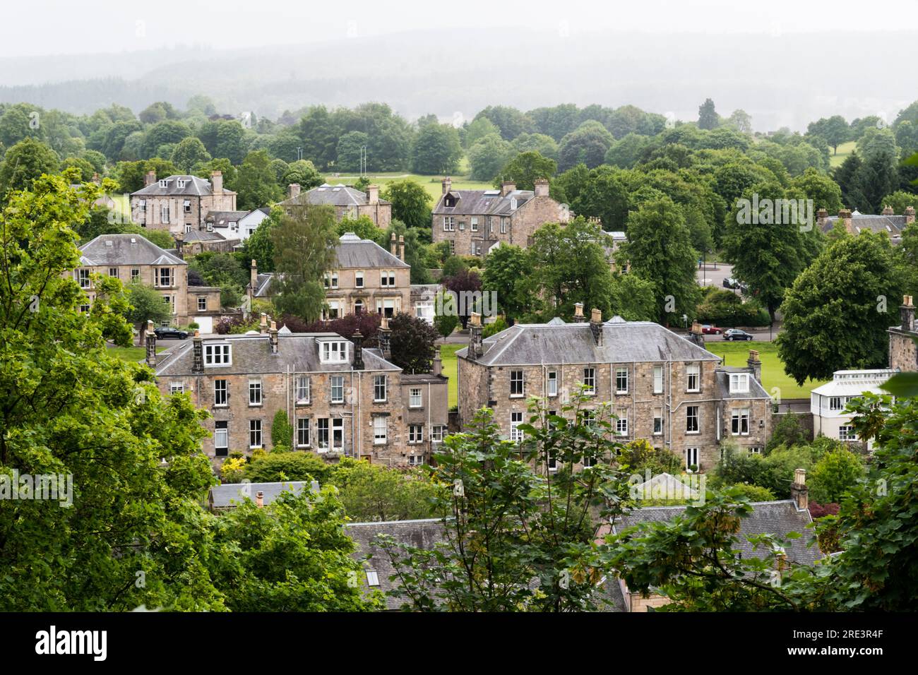 Erhöhte Aussicht auf große Vorstadthäuser in Stirling, Schottland. Stockfoto