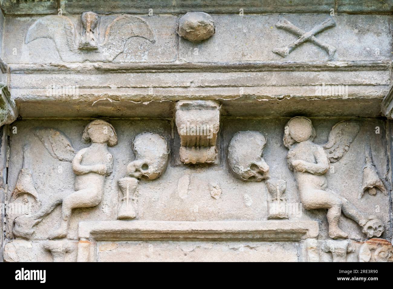 Erinnerungsstücke an Mori-Schnitzereien auf dem Wandsteindenkmal im heiligen Kirk-Hof Stirling. Stockfoto