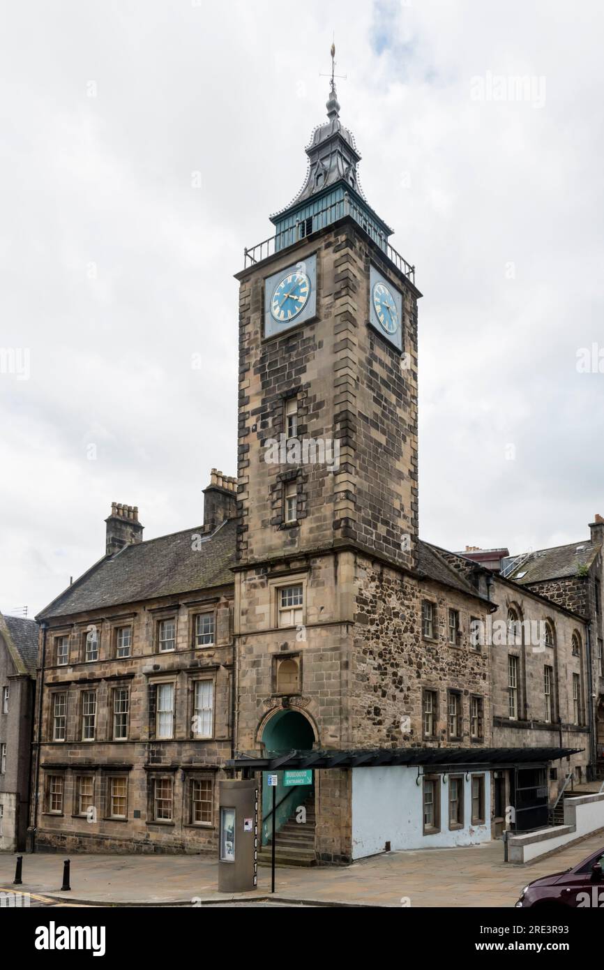 The Tolbooth in Broad Street, Stirling, entworfen von Sir William Bruce im schottischen Baronialstil und fertiggestellt im Jahr 1705. Es ist jetzt ein Kunstzentrum. Stockfoto