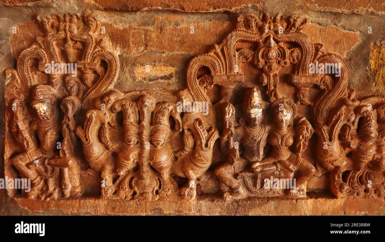 Schnitzereien von Lord Vishnu, Lakshmi und Kirtimukha auf dem Tempel Shri Kamaleshwara, Jalasangvi, Karnataka, Indien Stockfoto