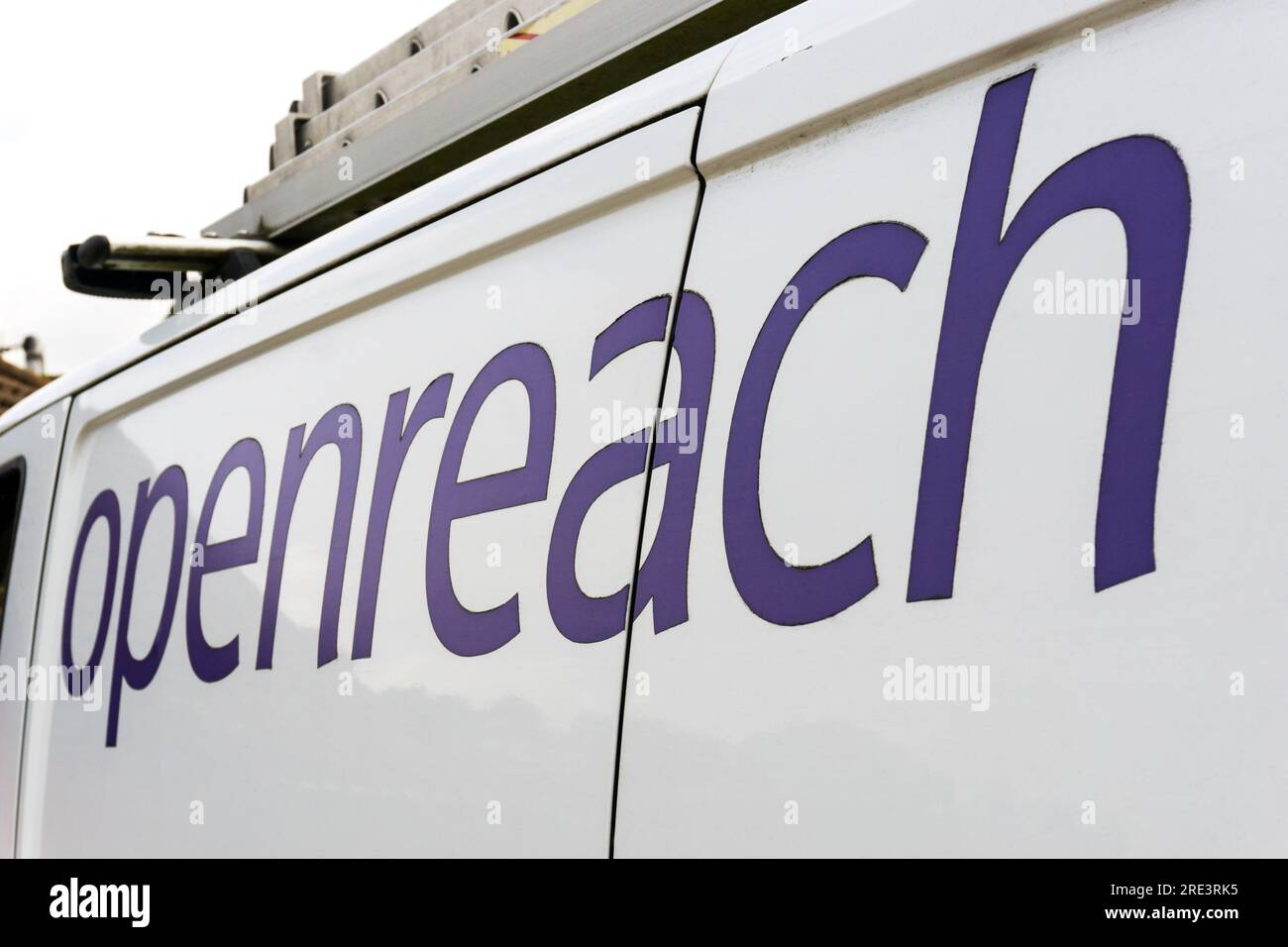 Logo an der Seite eines Openreach-Lieferwagens. Stockfoto