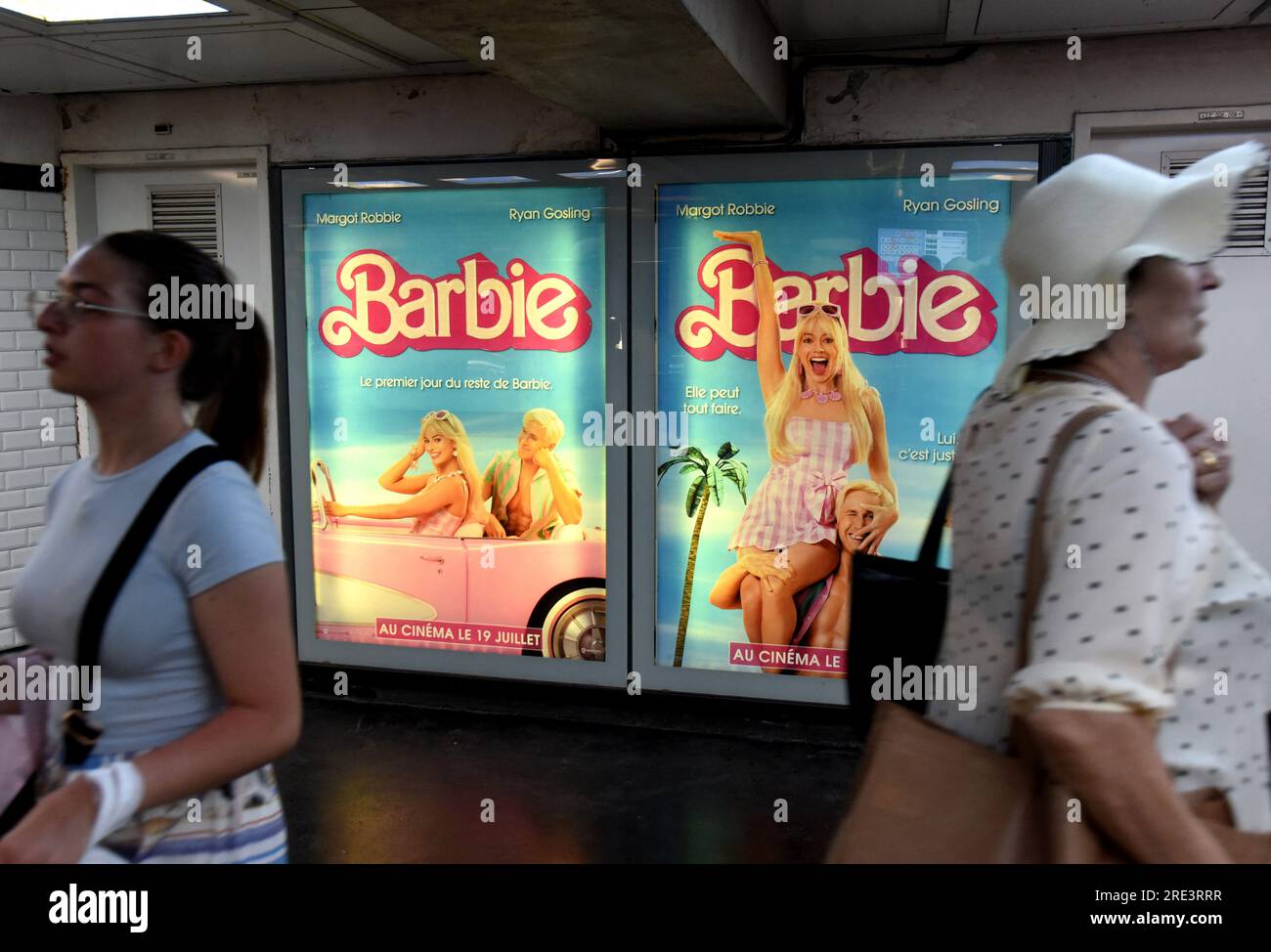 Paris, Frankreich. 23. Juli 2023. Fußgänger kommen am 23. Juli 2023 in Paris an den Postern des Films „Barbie“ vorbei. Greta Gerwig hat Geschichte geschrieben, als Barbie ein Eröffnungswochenende im Wert von 377m US-Dollar auf der ganzen Welt erzielte und damit zum größten Debüt aller Zeiten für einen Film mit einer Frau wurde. Foto: Alain Apaydin/ABACAPRESS.COM Kredit: Abaca Press/Alamy Live News Stockfoto