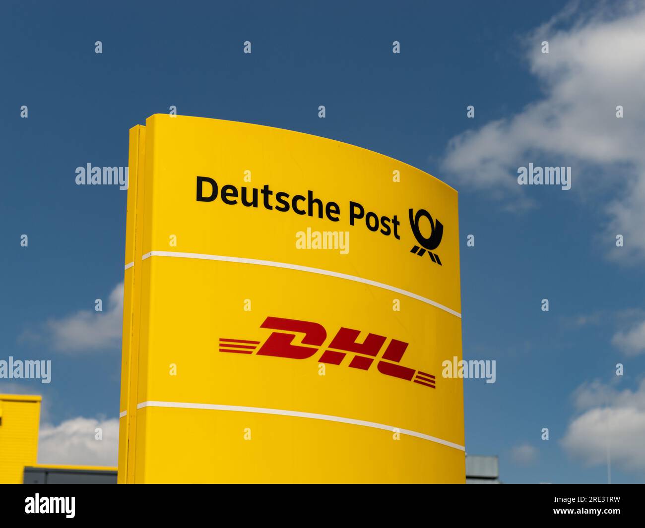 Deutsche Post- und DHL-Logo-Schild auf gelbem Hintergrund. Das deutsche Logistik- und Transportunternehmen ist ein großer Arbeitgeber in der Region. Stockfoto