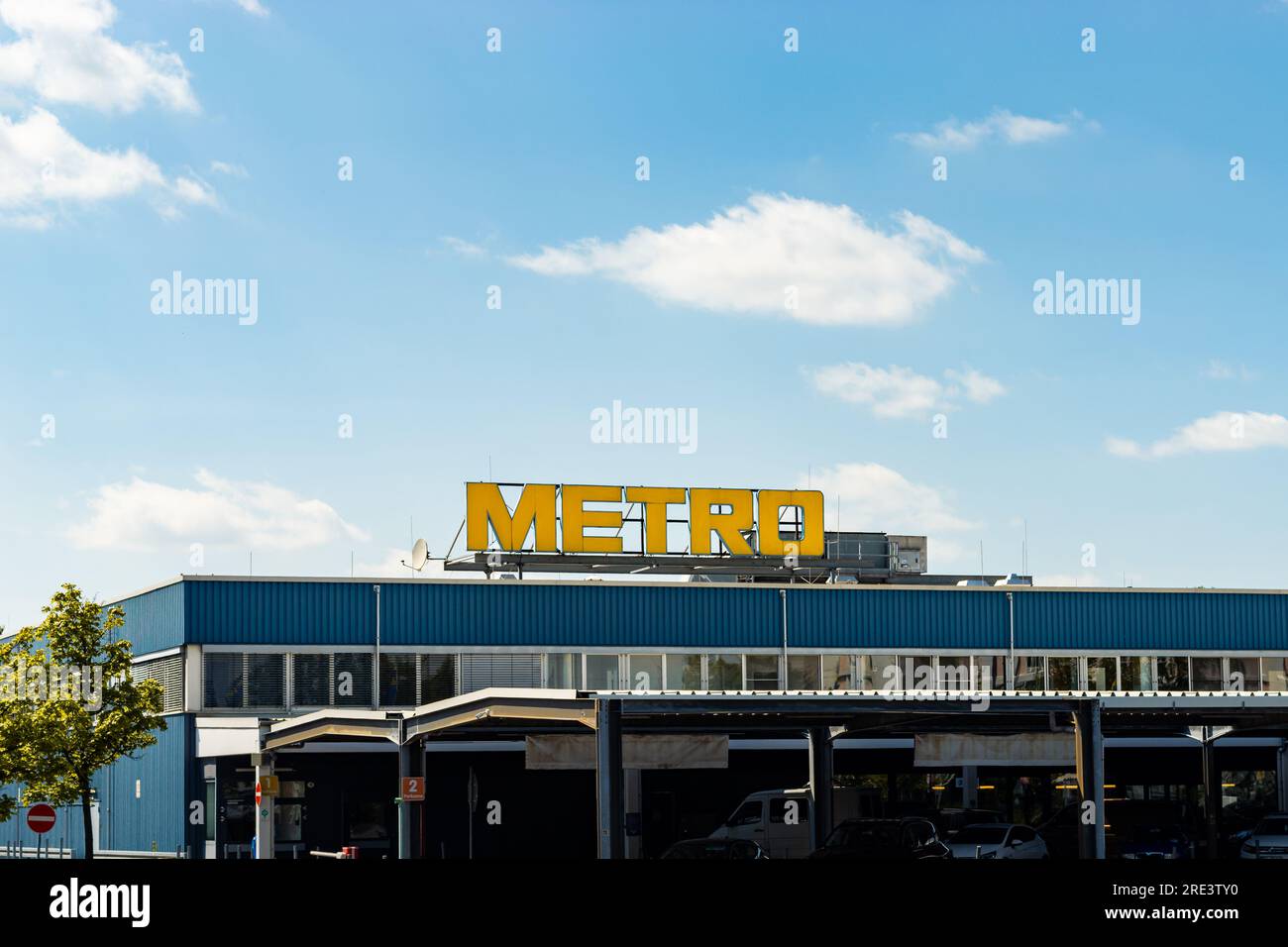Metro-Logo auf dem blauen Großhandelsgebäude. Das deutsche Unternehmen bietet Bargeld- und Transportdienstleistungen für Geschäftskunden an. Stockfoto