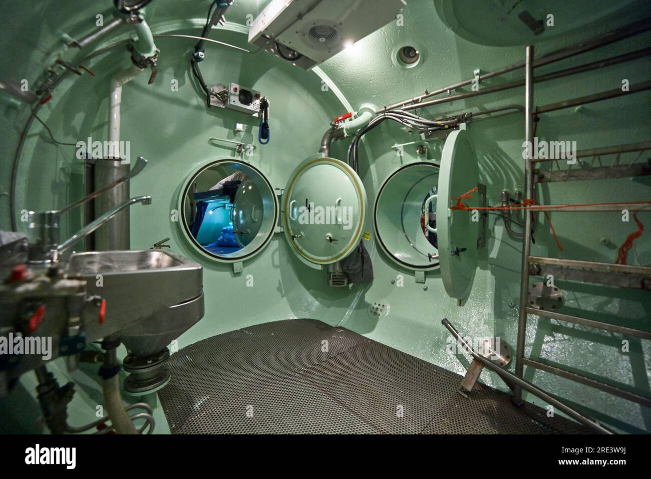 In der Dekompressionskammer der Taucher, Duschraum. Stockfoto