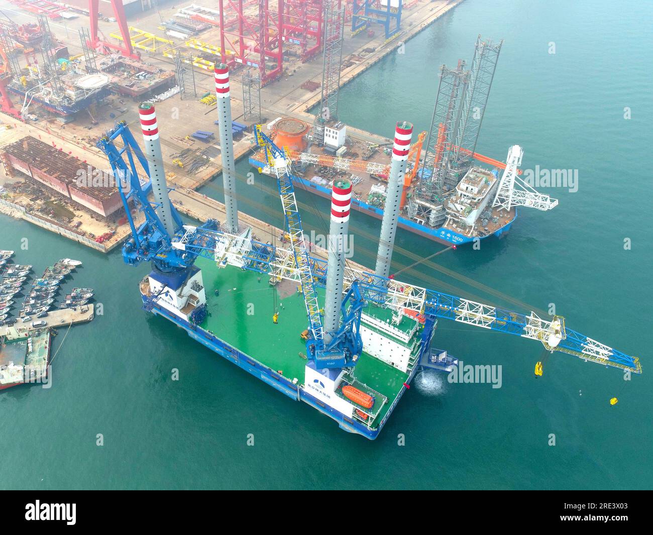 Die 1.200-Tonnen-Offshore-Windenergieplattform „Huaxia Jinrent Shenda 01“, gebaut vom chinesischen Schiff Wuhan Shipbuilding Machinery, ist deliv Stockfoto