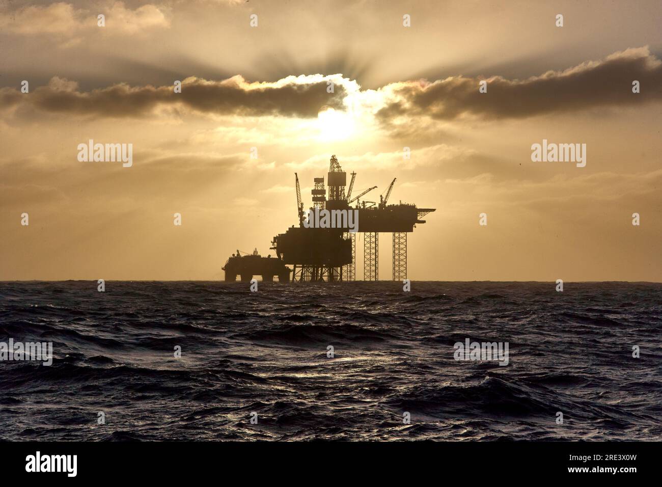 Silhouette eines Bohrlagers in der Nordsee bei Sonnenuntergang. Nordsee-Offshore-Plattform für Öl und Gas. Stockfoto