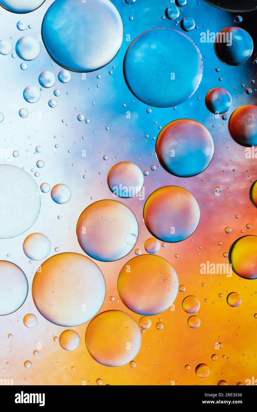 Nahaufnahme Wasser und Öl abstrakt in einem Regenbogenlicht-Effekt Stockfoto