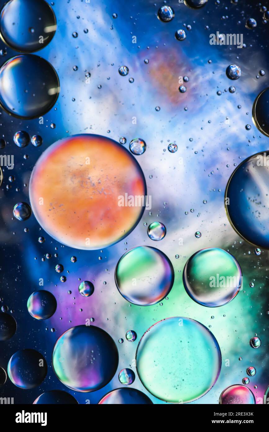 Nahaufnahme Wasser und Öl abstrakt in einem Regenbogenlicht-Effekt Stockfoto