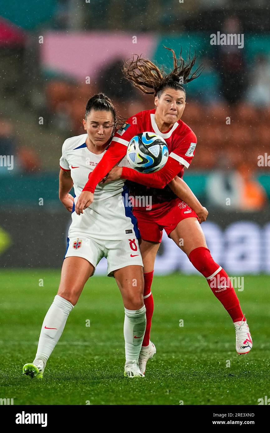 Norway's Vilde Boe Risa, left, fights for a high ball with Switzerland's Ramona Bachmann during the Women's World Cup Group A soccer match between Switzerland and Norway in Hamilton, New Zealand, Tuesday, July 25, 2023. (AP Photo/Abbie Parr) Stockfoto