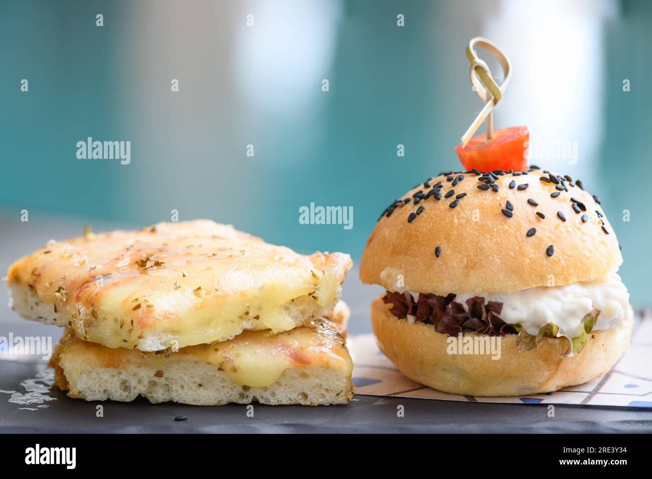 Burger- und Brotpizza mit verschwommenem Hintergrund Stockfoto