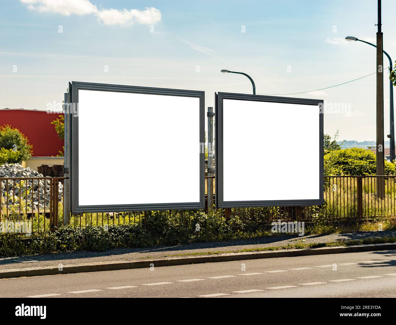 Zwei leere Reklametafelmodelle nebeneinander. Anzeigenvorlage neben einer Straße in einem Industriegebiet einer Großstadt. Der Platz ist frei. Stockfoto